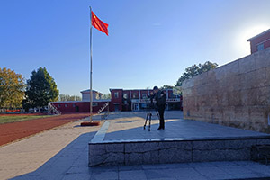 华油荣德小学学校操场舞台