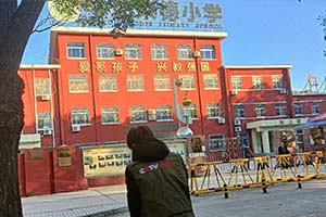 华油荣德小学学校教学楼南面