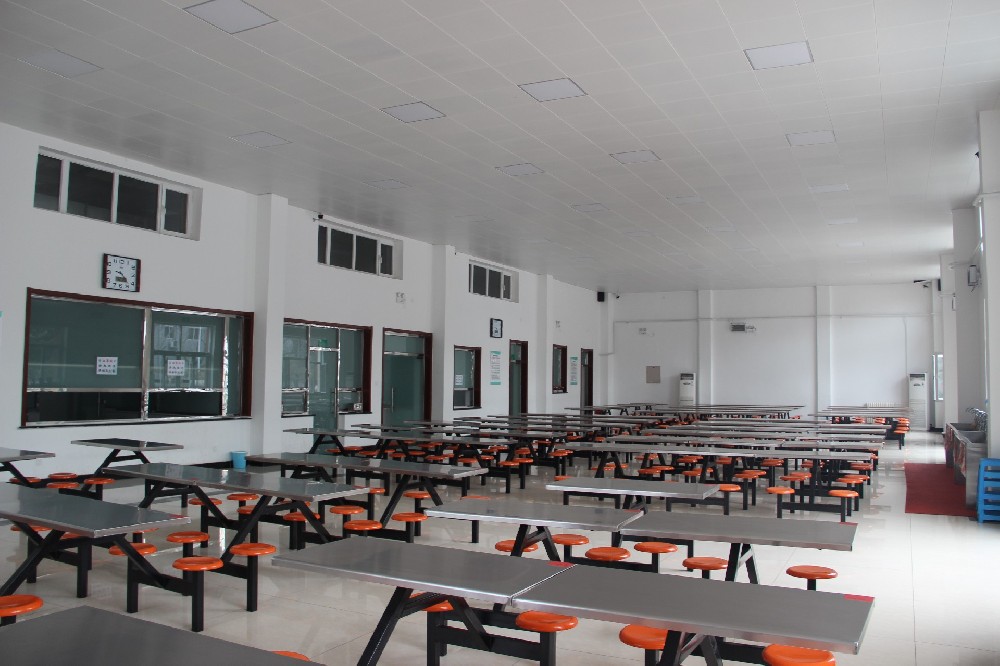 华油荣德小学食堂