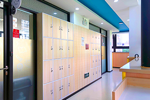 上海新虹桥中学走廊书柜