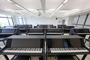 江苏省靖江高级中学国际部钢琴教室