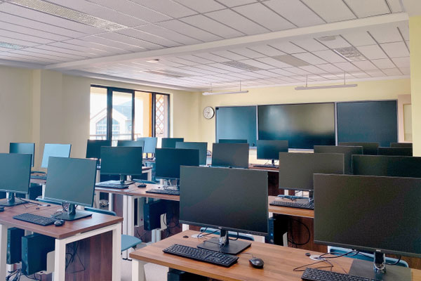 绿城常春藤国际教育计算机室