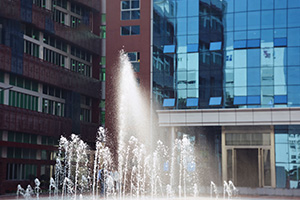 新哲文院教学楼前