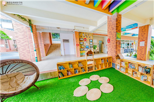 加拿达外国语学校阅读角