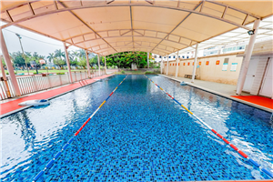 加拿达外国语学校游泳池