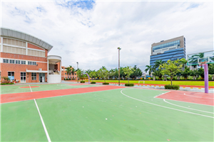 加拿达外国语学校室外篮球场