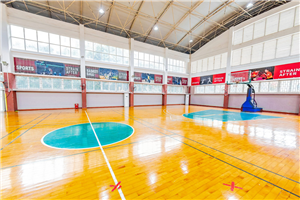 加拿达外国语学校室内篮球馆