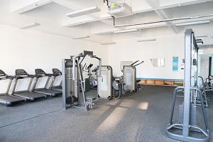 深圳道尔顿新华公学健身房