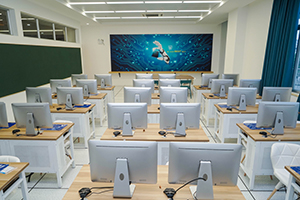 广州亚加达国际预科青藤学院电脑室