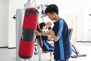 曼彻斯通松山湖书院健身房