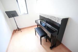 深圳市承翰学校信男日本名校班钢琴室