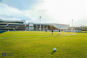 武汉爱莎学校校园操场